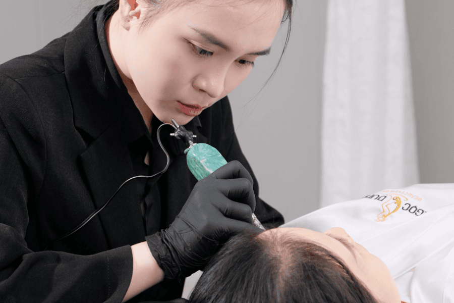 Khách hàng đang trải nghiệm phun mí dưới tại Ngọc Dung