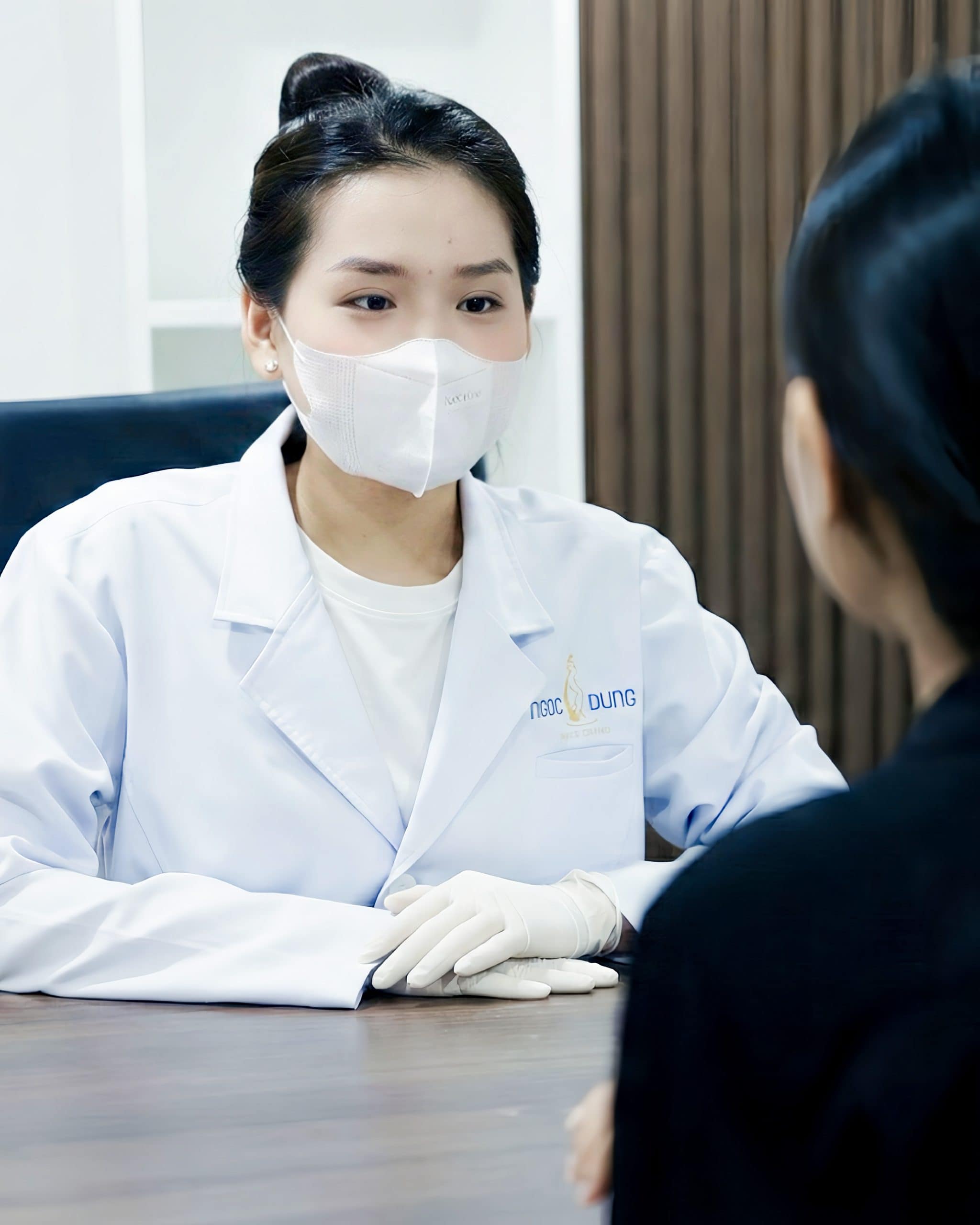 Thăm khám trước khi phun môi