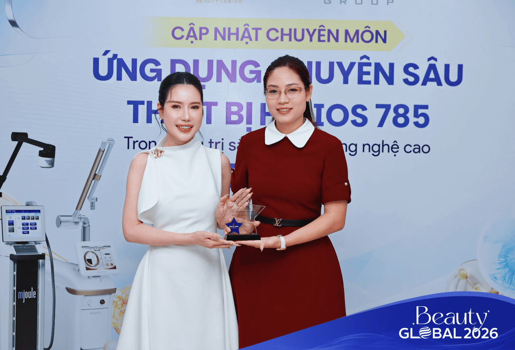 Chị Thái Ngọc đại diện MV Ngọc Dung nhận Cup "Đơn vị hàng đầu ứng dụng thiết bị Laser 785"