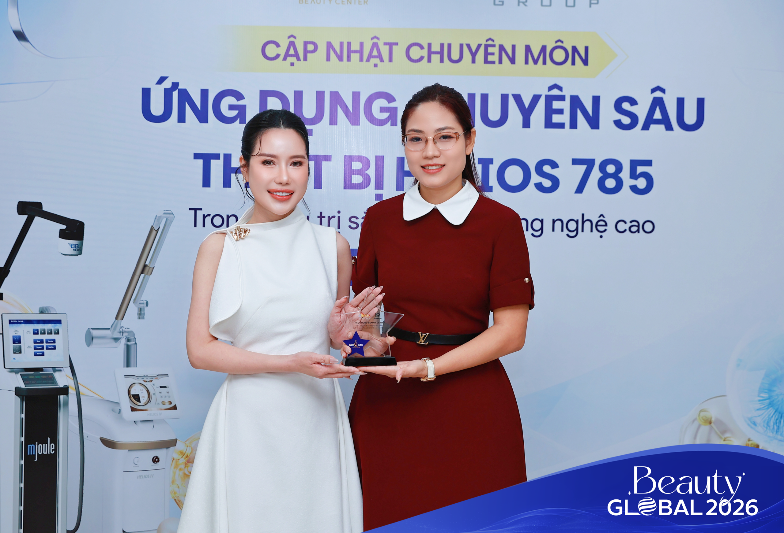 Chị Thái Ngọc đại diện MV Ngọc Dung nhận Cup "Đơn vị hàng đầu ứng dụng thiết bị Laser 785"
