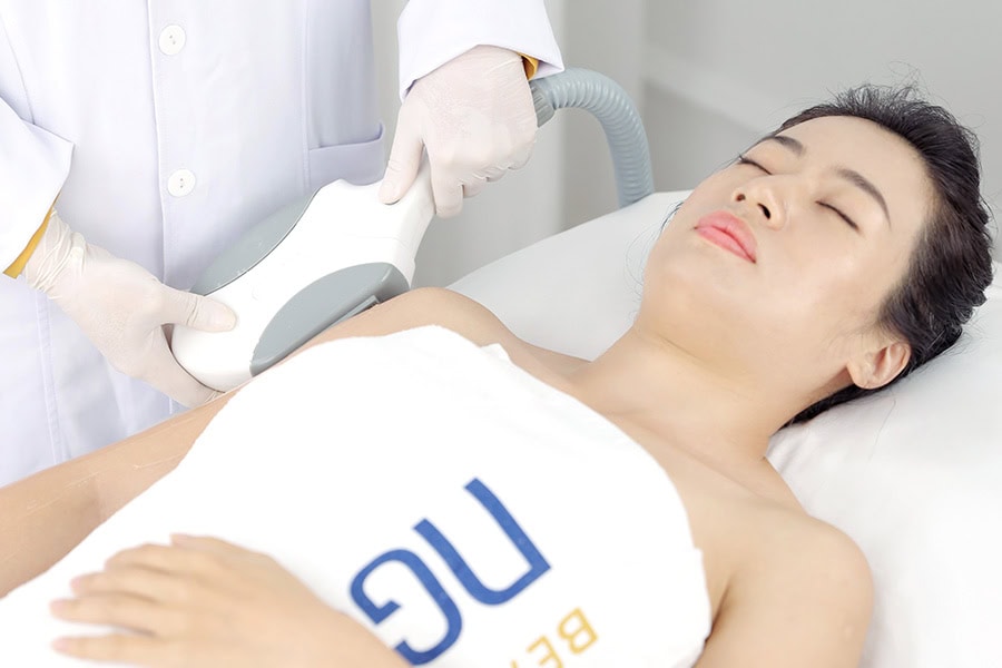 Bạn cần được thăm khám kỹ lưỡng về tình trạng lông trước khi quyết định thực hiện triệt lông nách với Laser hay không